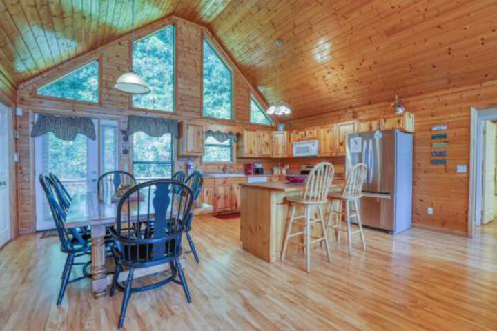 Moosetrax Cabin in Cosby, TN