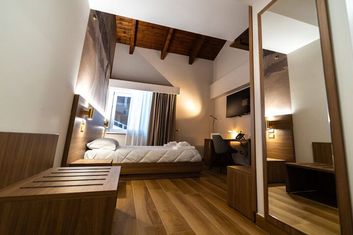 Room 6 of 16