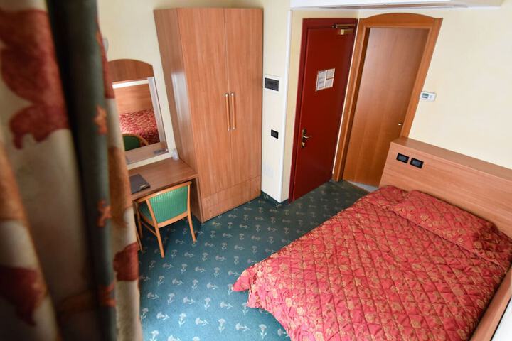 Room 5 of 42