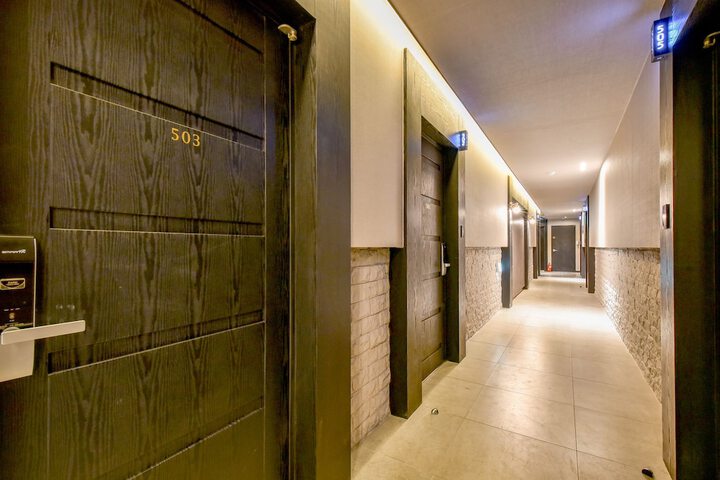 Ballroom/Hall 76 of 84