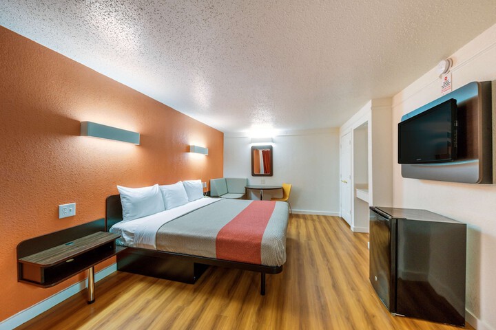1 King Bed (4 of 11)