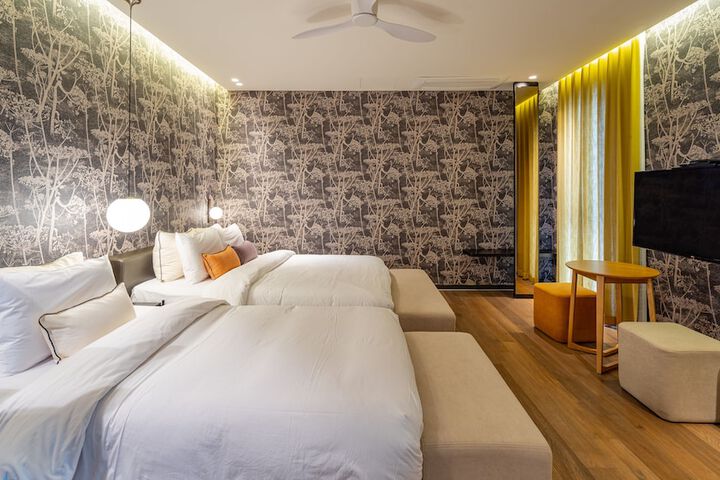 Room 6 of 90