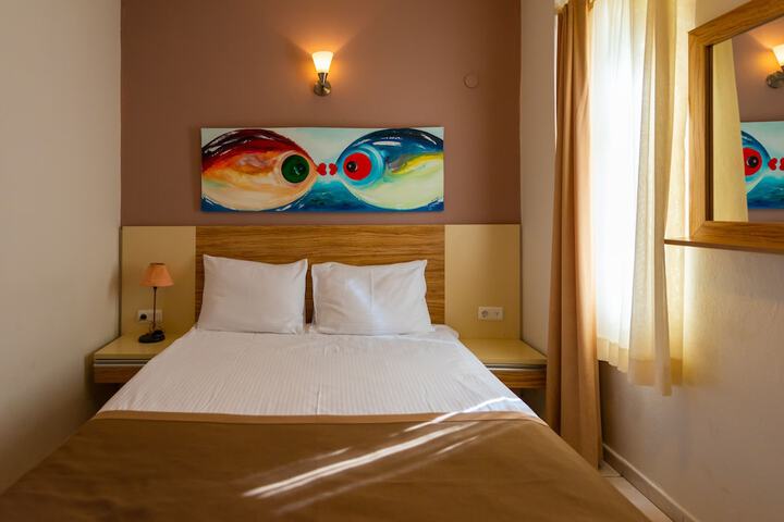 Room 8 of 93