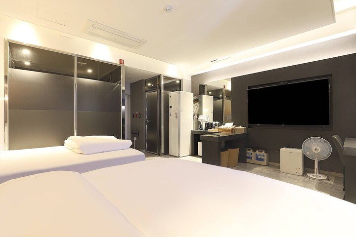 Room 33 of 74