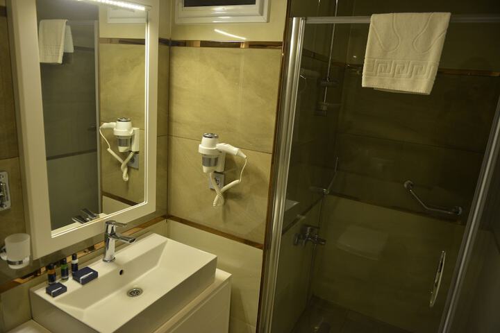 Room 13 of 27