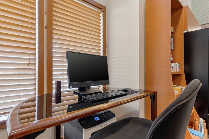 Business Center 65 of 68