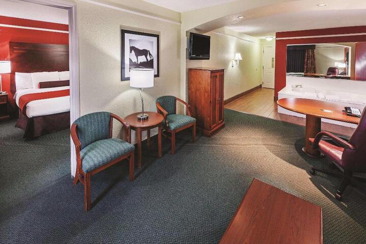 2 Queen Beds Mobility Accessible (3 of 6)