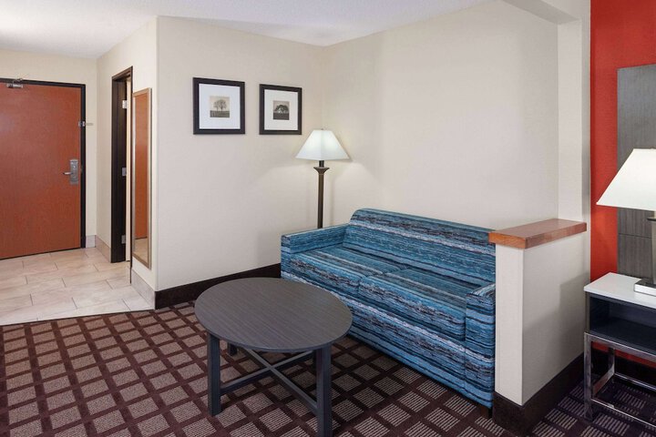 Deluxe King Bed (3 of 10)