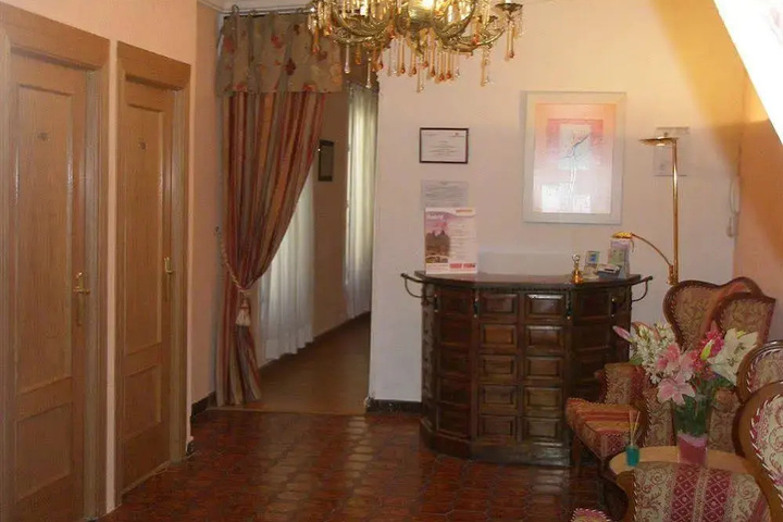 Room 6 of 12