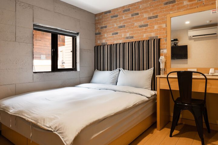Room 5 of 18