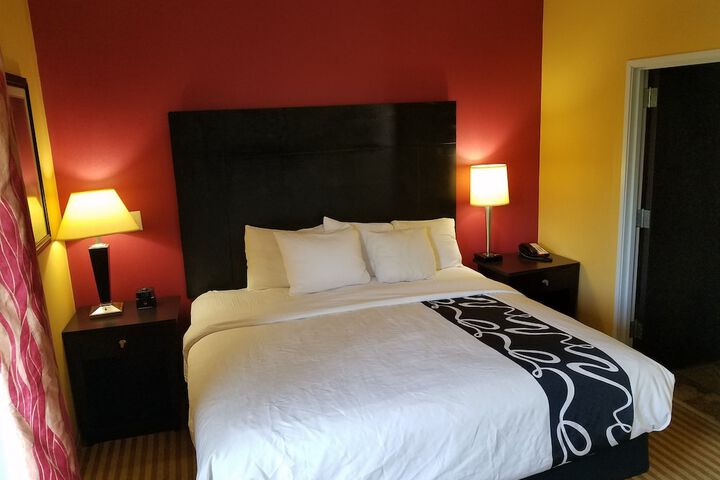 1 King Bed Efficiency (8 of 25)