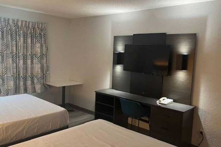 1 Queen Bed Micfridge (6 of 7)