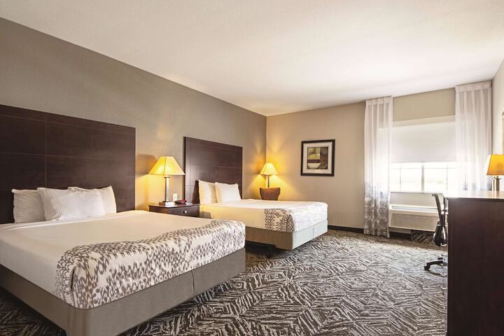 2 Queen Beds (3 of 8)