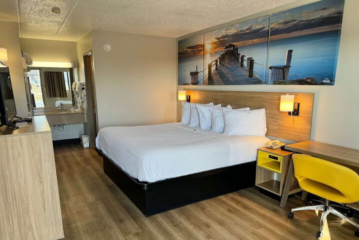 1 King Bed Accessible (12 of 16)