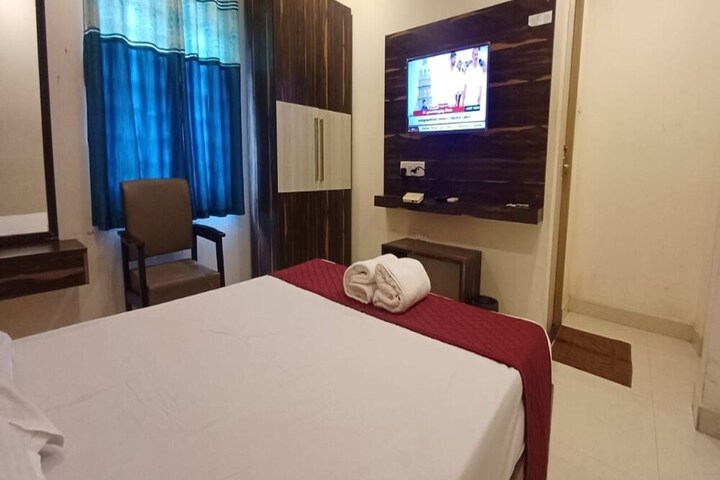 Room 9 of 12