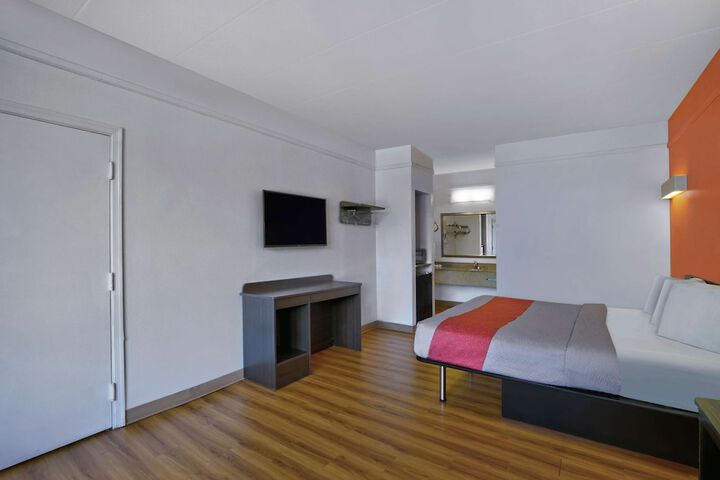 1 King Bed (3 of 17)