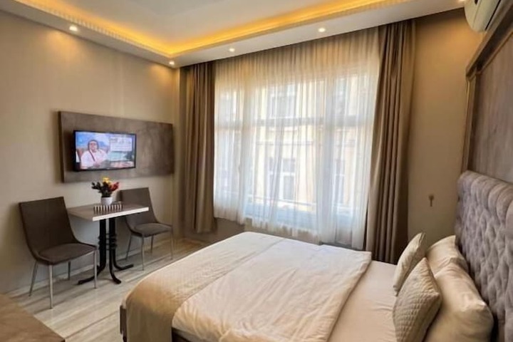 Room 4 of 16