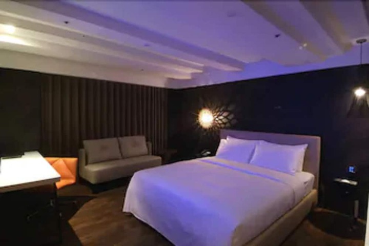 Room 11 of 64