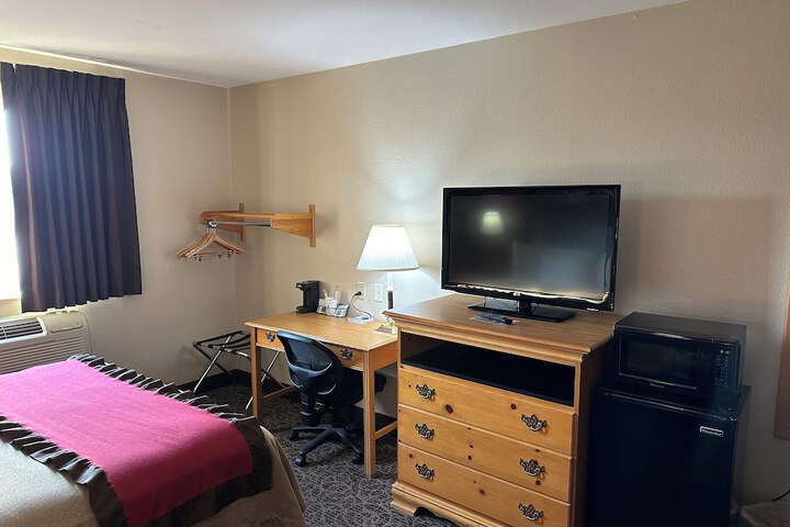 1 Queen Bed Mobility Accessible (9 of 10)