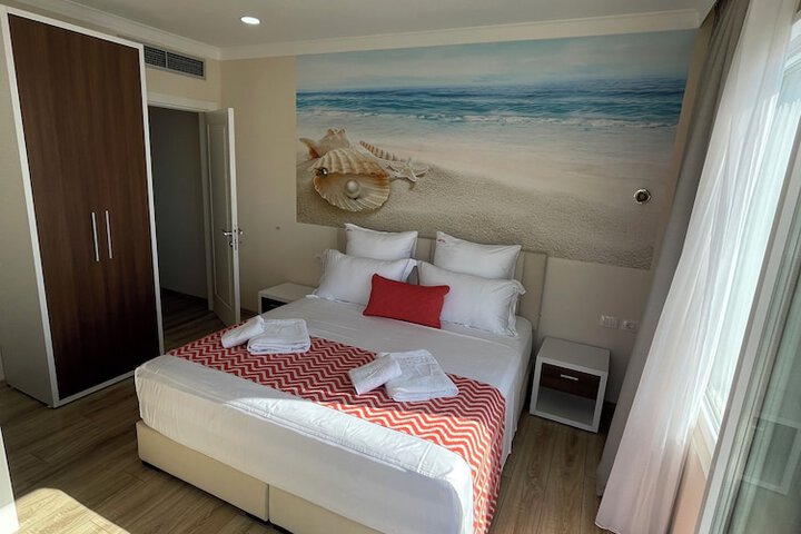 Room 93 of 191
