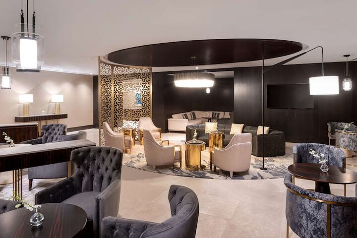 Lounge 87 of 93