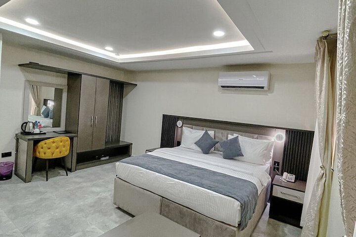 Room 5 of 13
