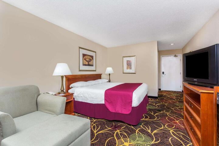 1 King Bed (3 of 5)
