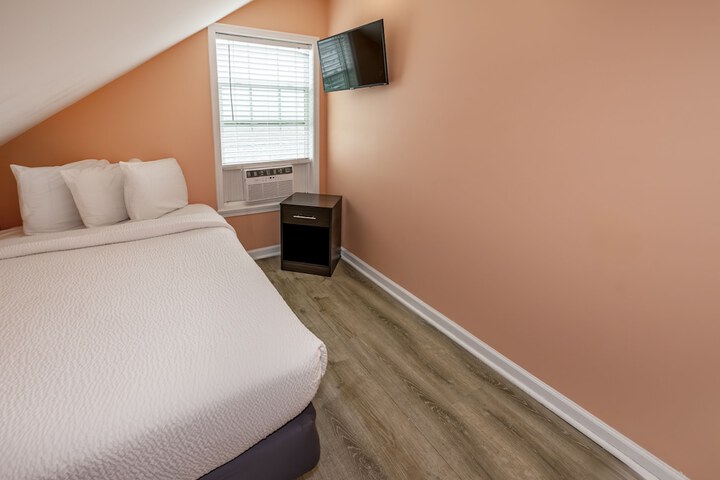 Standard King Bed Exterior Entrance (25 of 29)