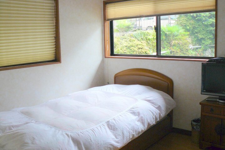 Room 9 of 33