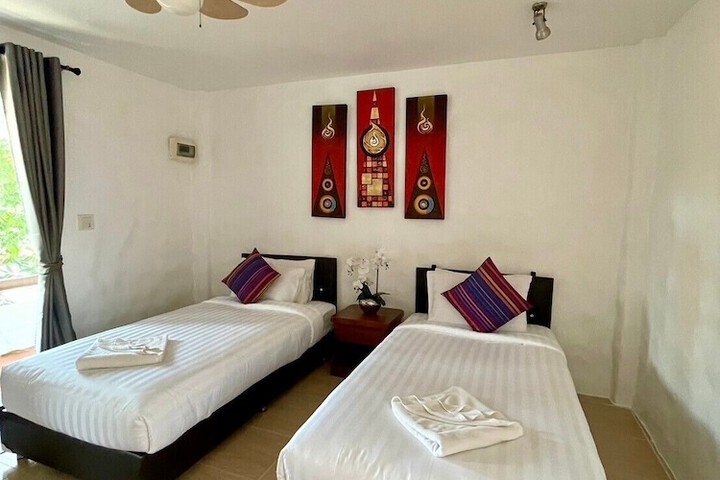 Room 2 of 10