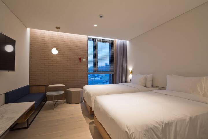 Room 5 of 11