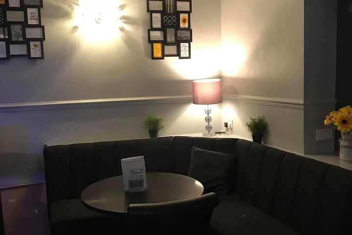 Lounge 20 of 28