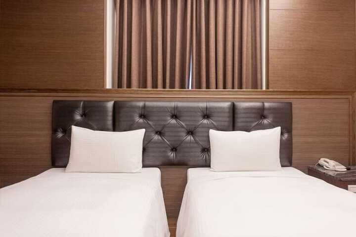 Room 27 of 61