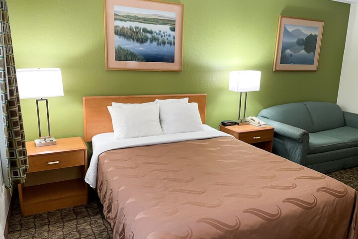 Deluxe Queen Bed (15 of 24)