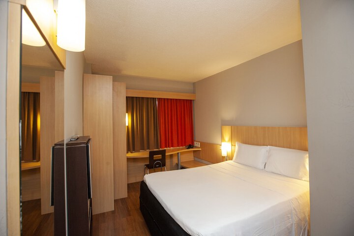 Room 4 of 82