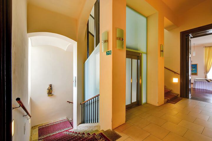 Ballroom/Hall 47 of 60
