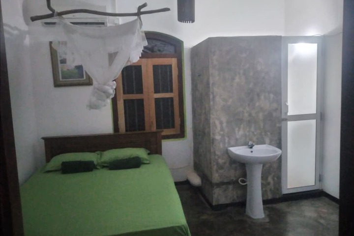 Room 12 of 25