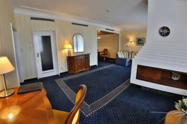 Room 22 of 38