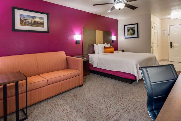 1 King Bed Sofa Bed Microwave and Refrigerator WiFi Full Breakfast (6 of 11)