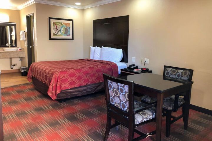 1 Queen Bed (1 of 9)