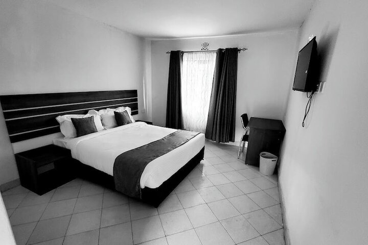 Room 8 of 16