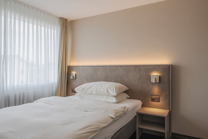 Room 5 of 18