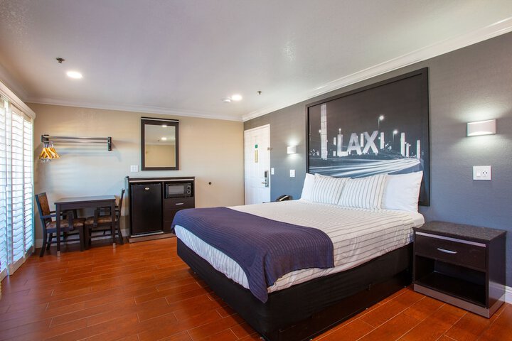 1 King Bed Accessible (15 of 24)