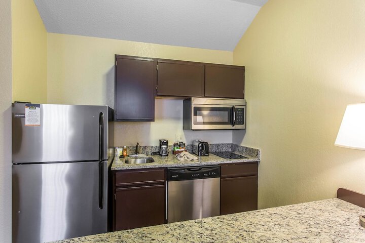 1 Queen Bed Suite (17 of 28)