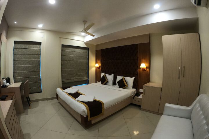 Room 15 of 32