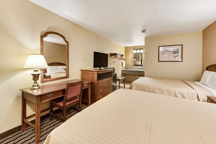 2 Double Beds (9 of 15)