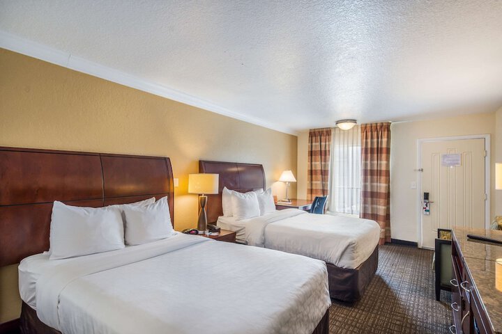 2 Double Beds Accessible (48 of 49)