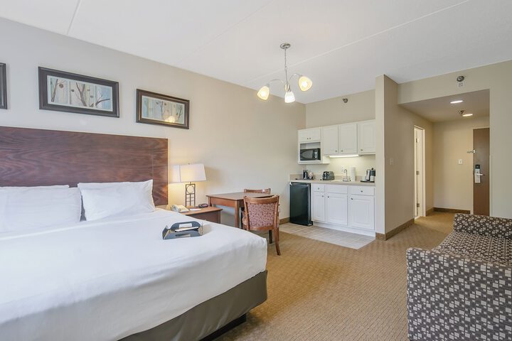 1 Queen Bed Accessible (3 of 6)