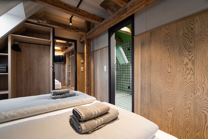 Room 3 of 76