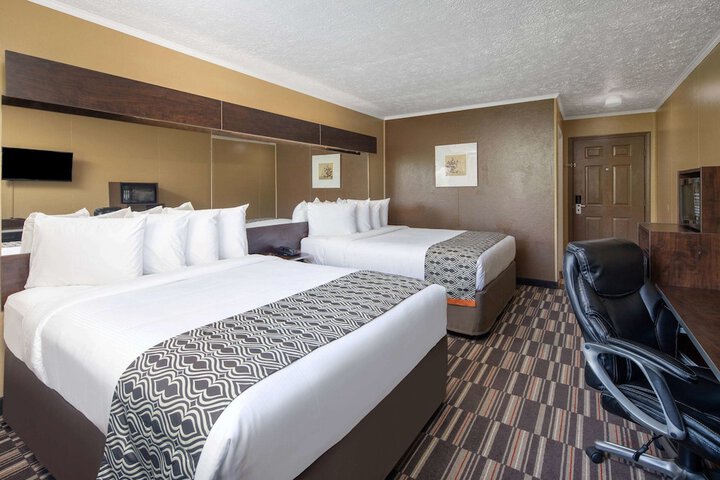 1 Queen Bed (7 of 21)